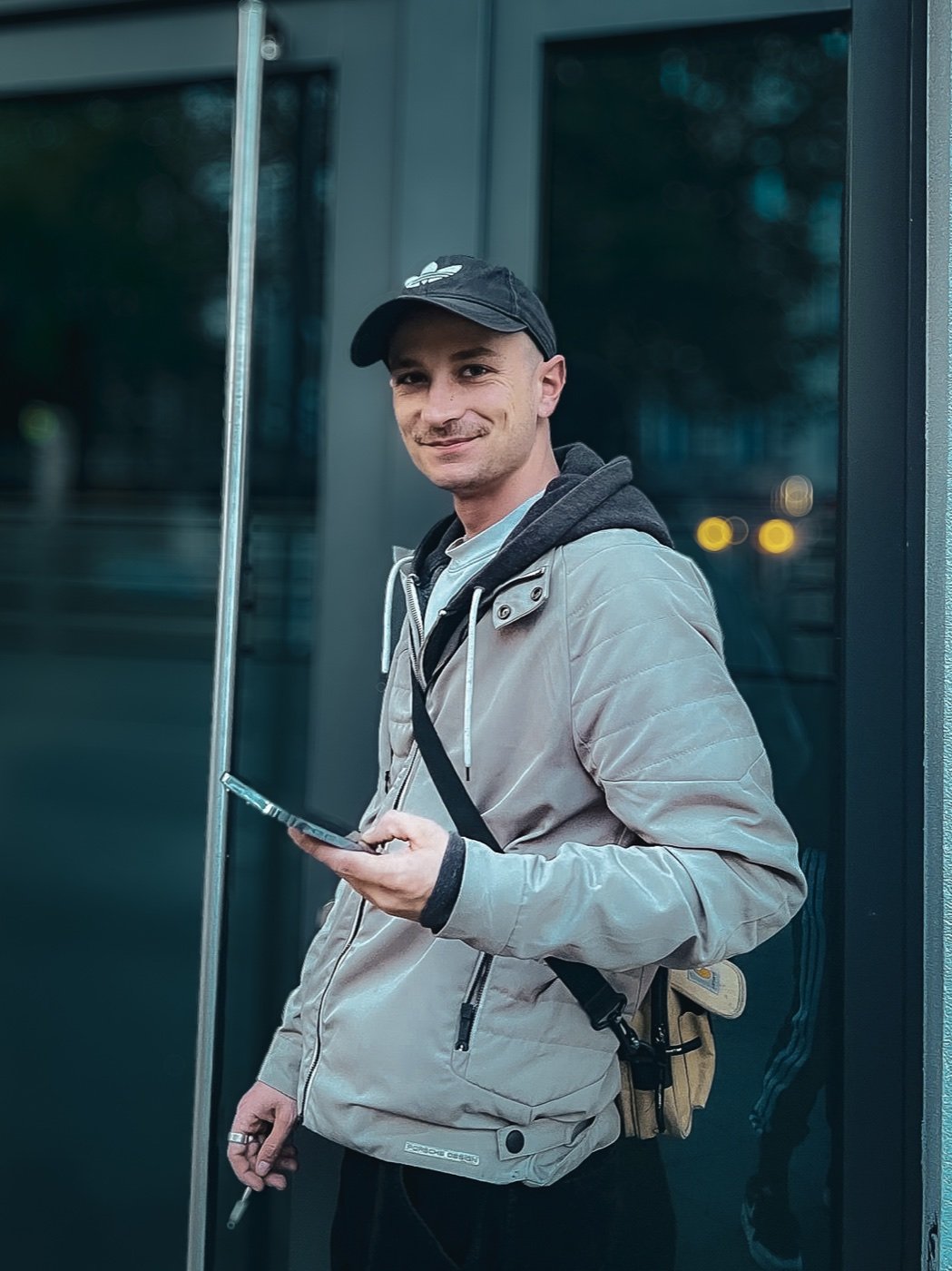 Luca Kutzim in einer ungezwungenen Arbeitssituation