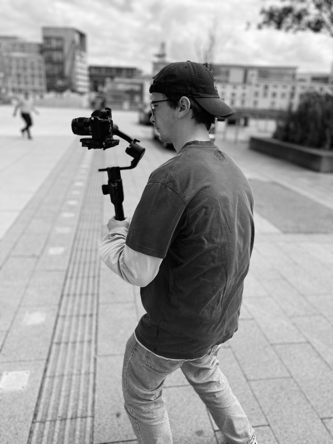 Luca Kutzim bei einer Videoaufnahme mit einem Kameragimbal im urbanen Raum